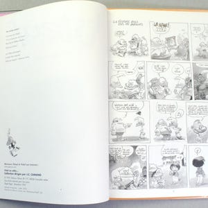 Puede incluir: Un libro abierto con una guarda de color morado brillante con dibujos de l&iacute;neas blancas a la izquierda y una p&aacute;gina de tiras c&oacute;micas en blanco y negro a la derecha. Las vi&ntilde;etas muestran varios personajes en un estilo humor&iacute;stico.