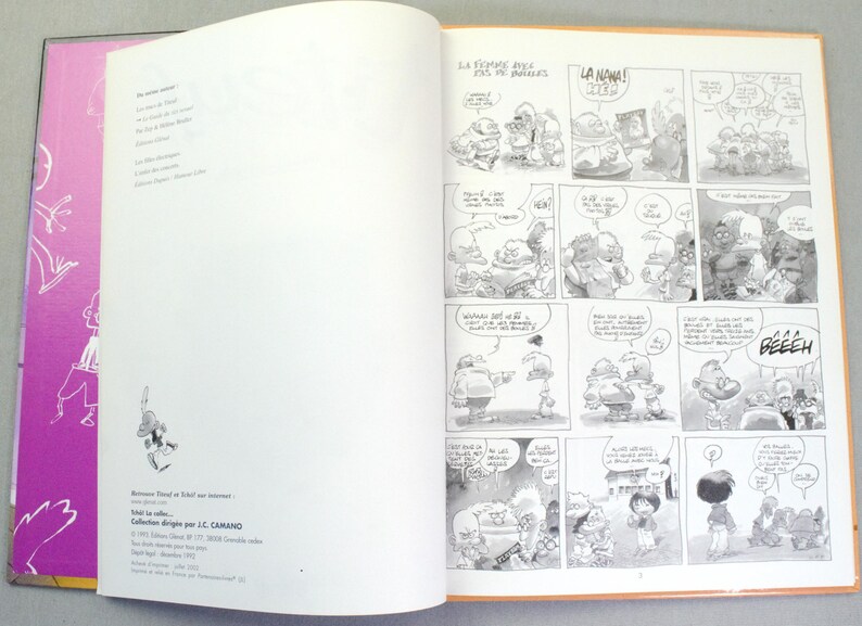Puede incluir: Un libro abierto con una guarda de color morado brillante con dibujos de l&iacute;neas blancas a la izquierda y una p&aacute;gina de tiras c&oacute;micas en blanco y negro a la derecha. Las vi&ntilde;etas muestran varios personajes en un estilo humor&iacute;stico.
