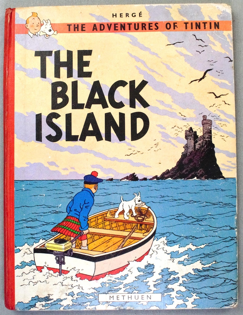 K&ouml;nnte beinhalten: Vintage Buchcover von "Die Schwarze Insel" aus der Reihe "Tim und Struppi". Das Cover zeigt Tim und seinen Hund in einem Boot, das sich einer dunklen Insel mit Burg n&auml;hert. Das Buch hat einen roten Buchr&uuml;cken und den Verlag.