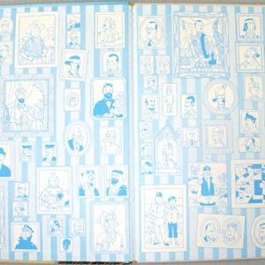 K&ouml;nnte beinhalten: Doppelseite eines Buches mit blau-wei&szlig; gestreiftem Hintergrund. Die Seiten sind mit gerahmten Illustrationen in Blau gef&uuml;llt, die Portr&auml;ts und Szenen zeigen und ein Vintage- oder k&uuml;nstlerisches Thema erzeugen.