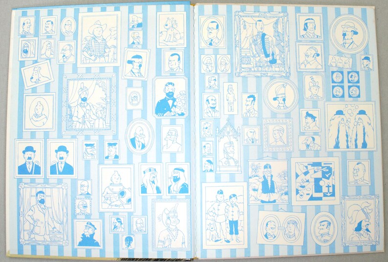 K&ouml;nnte beinhalten: Doppelseite eines Buches mit blau-wei&szlig; gestreiftem Hintergrund. Die Seiten sind mit gerahmten Illustrationen in Blau gef&uuml;llt, die Portr&auml;ts und Szenen zeigen und ein Vintage- oder k&uuml;nstlerisches Thema erzeugen.