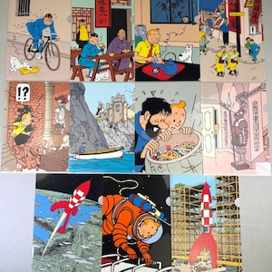 Puede incluir: Una colección de doce impresiones artísticas de cómics de Tintín. Las impresiones presentan varias escenas de las aventuras de Tintín, incluyendo escenas con un cohete, un barco y Tintín en bicicleta.