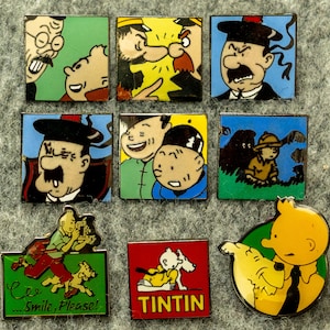 Op de afbeelding: Een verzameling van tien emaillepins met personages uit de stripreeks De avonturen van Kuifje. De pins zijn kleurrijk en tonen personages zoals Kuifje, Kapitein Haddock, Bobbie en Professor Zonnebloem. De pins zijn allemaal van verschillende grootte en vorm, en ze zijn allemaal in goede staat.