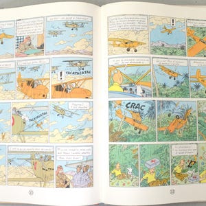 Pode incluir: P&aacute;gina dupla de banda desenhada aberta, com pain&eacute;is mostrando avi&otilde;es amarelos em voo. As cenas incluem um acidente de avi&atilde;o e personagens em uma selva. Bal&otilde;es de texto cont&ecirc;m di&aacute;logos.