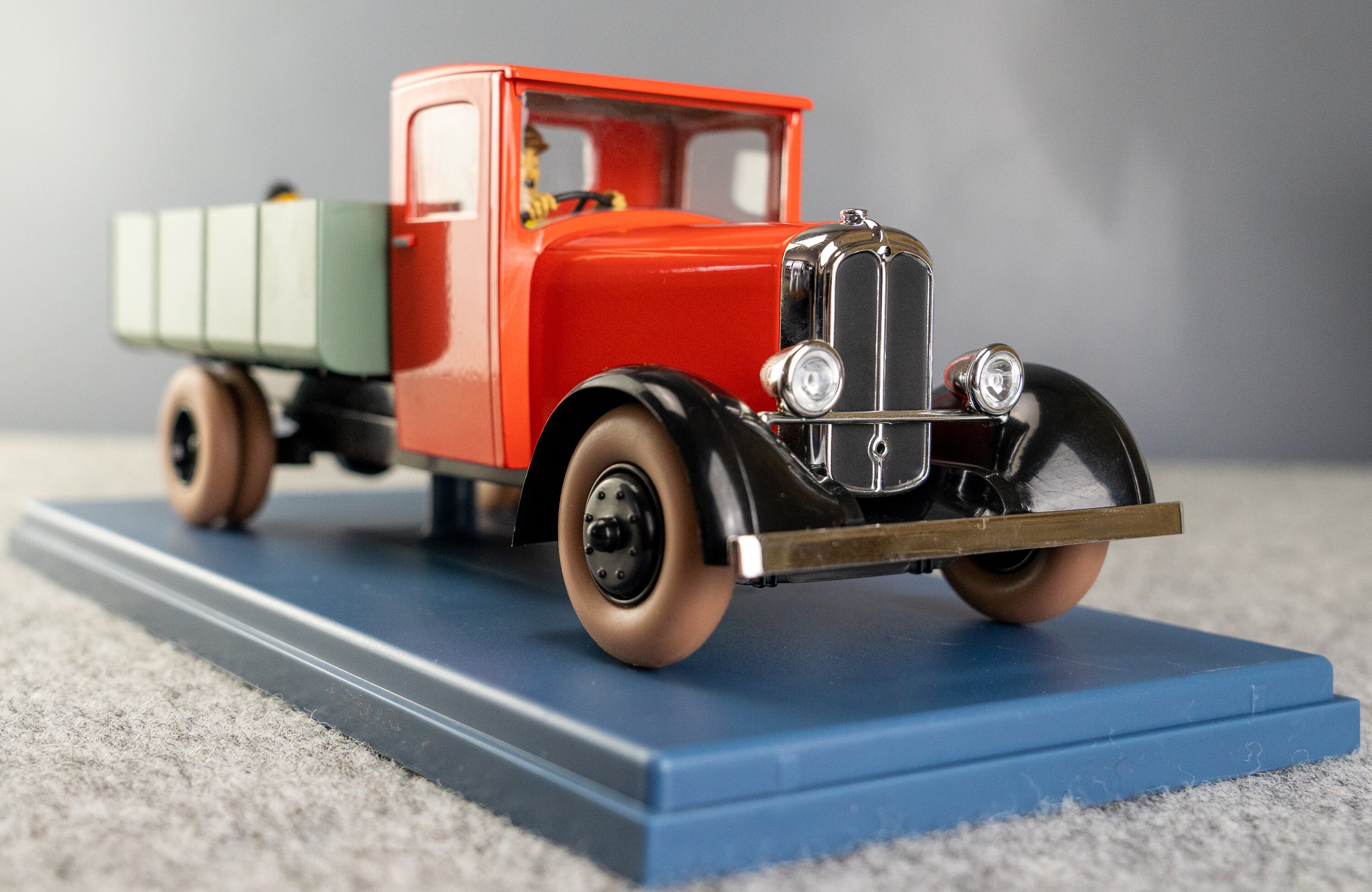 Tintin - VOITURE LE CAMION ROUGE MIESSE De 1930, 1/43, Tintin Et Le Lotus Bleu 684356002