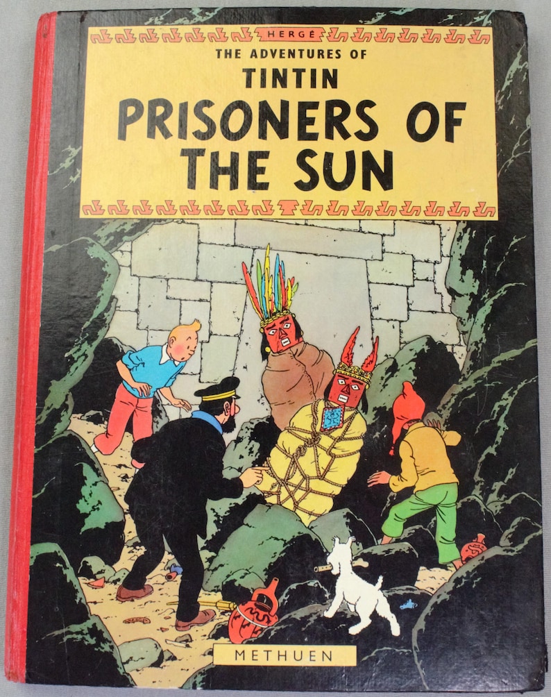 Op de afbeelding: Een vintage hardcover boek getiteld "De avonturen van Kuifje: De Zonnetempel". De omslag toont een kleurrijke illustratie van Kuifje en andere personages in een grot. Het boek heeft een rode rug en de naam van de uitgever, Methuen, is zichtbaar.