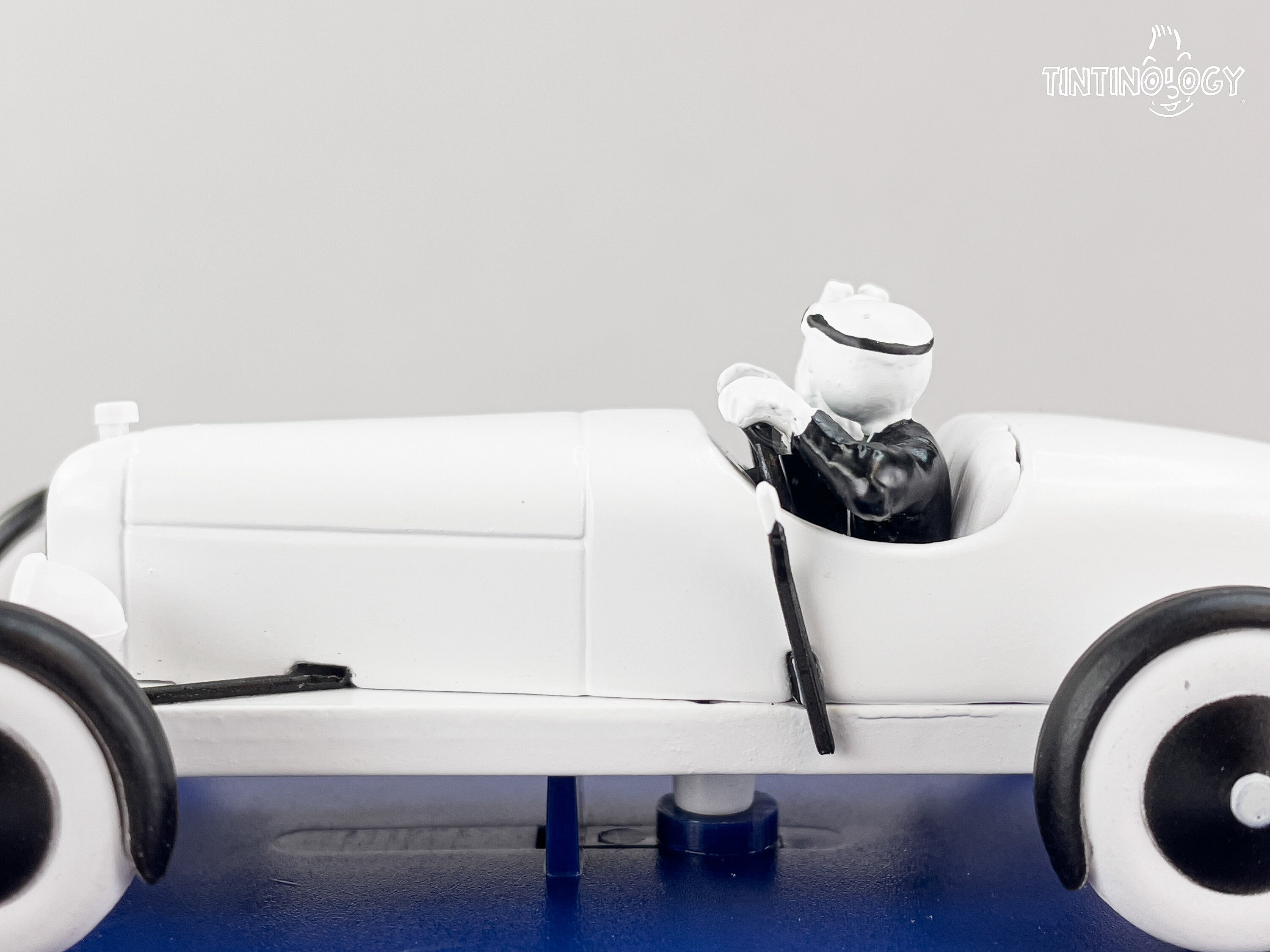 Voiture Tintin N°9-L’Amilcar des Soviets dans un magasin sur Toulouse