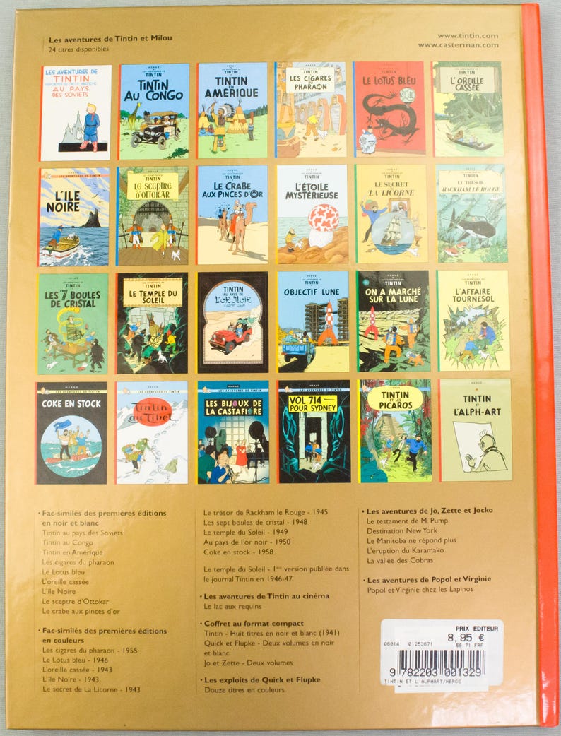 Może przedstawiać: Kolekcja komiks&oacute;w Tintina, prezentująca r&oacute;żne przygody z kolorowymi okładkami. Widoczne są grzbiety, z tytułami takimi jak "Tintin w Ameryce" i "Niebieski Lotos". Książki ułożone są na jasnopomarańczowym tle.