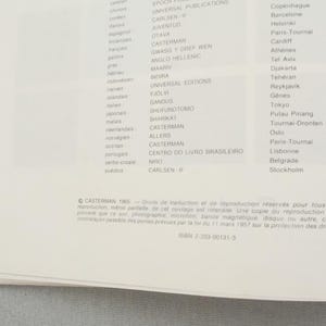 Puede incluir: P&aacute;gina de un libro con texto en varios idiomas, incluyendo espa&ntilde;ol, ingl&eacute;s y japon&eacute;s. La p&aacute;gina tambi&eacute;n presenta una lista de editoriales y lugares. La parte inferior de la p&aacute;gina contiene informaci&oacute;n de derechos de autor.