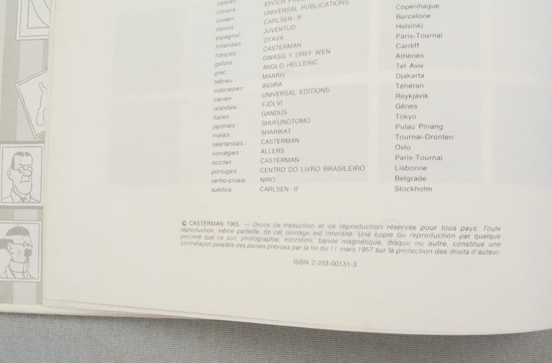 Puede incluir: P&aacute;gina de un libro con texto en varios idiomas, incluyendo espa&ntilde;ol, ingl&eacute;s y japon&eacute;s. La p&aacute;gina tambi&eacute;n presenta una lista de editoriales y lugares. La parte inferior de la p&aacute;gina contiene informaci&oacute;n de derechos de autor.
