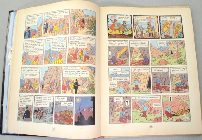 Op de afbeelding: Open boek met een dubbele pagina met kleurrijke stripverhalen. De illustraties tonen sc&egrave;nes met personages in verschillende omgevingen, waaronder buitenlandschappen en interieurs. Tekstballonnen bevatten dialogen.