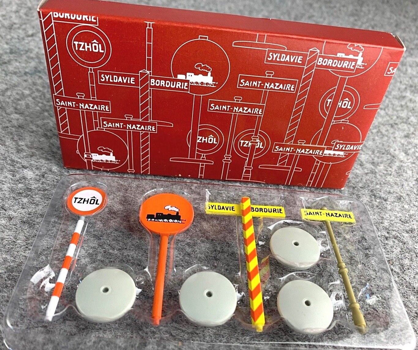 1/43 COFFRET PANNEAUX signalisation en voiture TINTIN éditions MOULINSART EUR 6,00 - FR 1/43 COFFRET PANNEAUX signalisation en voiture TINTIN éditions MOULINSART EUR 6,00 - FR