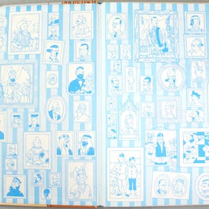 Pode incluir: P&aacute;ginas de um livro aberto com um fundo listrado azul e branco. As p&aacute;ginas s&atilde;o cobertas com ilustra&ccedil;&otilde;es emolduradas de v&aacute;rias pessoas em tinta azul. As ilustra&ccedil;&otilde;es variam em tamanho e forma, criando um efeito de colagem.