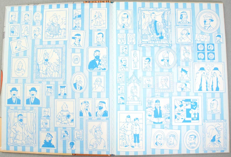 Pode incluir: P&aacute;ginas de um livro aberto com um fundo listrado azul e branco. As p&aacute;ginas s&atilde;o cobertas com ilustra&ccedil;&otilde;es emolduradas de v&aacute;rias pessoas em tinta azul. As ilustra&ccedil;&otilde;es variam em tamanho e forma, criando um efeito de colagem.