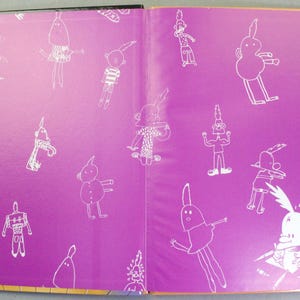 Puede incluir: Un libro abierto con guardas de color morado brillante que presentan un patr&oacute;n repetitivo de personajes de dibujos animados trazados en blanco. Las ilustraciones muestran varias figuras en diferentes poses, incluida una acostada dibujando.