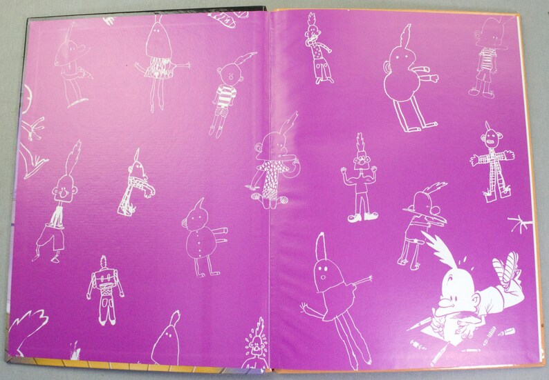 Puede incluir: Un libro abierto con guardas de color morado brillante que presentan un patr&oacute;n repetitivo de personajes de dibujos animados trazados en blanco. Las ilustraciones muestran varias figuras en diferentes poses, incluida una acostada dibujando.