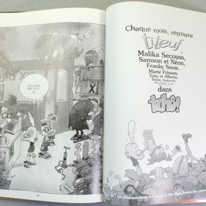 Puede incluir: Un libro abierto con ilustraciones de c&oacute;mic en blanco y negro en la p&aacute;gina izquierda y texto en la derecha. El texto dice: Chaque mois, retrouve Titeuf, Malika Secouss, Samson et N&eacute;on, Franky Snow, Marie Frisson, Tony et Alberto, dans Tch&ocirc;!