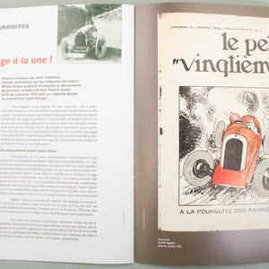Pu&ograve; includere: Un libro aperto con due pagine. La pagina sinistra presenta testo e immagini su un'auto da corsa rossa, con il titolo "Bolide rouge &agrave; la une!". La pagina destra presenta un cartone animato di un'auto da corsa rossa con il testo "le petit "vingli&egrave;me," e "A LA POURSUITE DES RAVISSEURS."