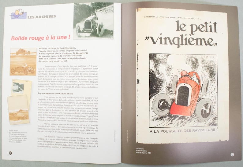 Pu&ograve; includere: Un libro aperto con due pagine. La pagina sinistra presenta testo e immagini su un'auto da corsa rossa, con il titolo "Bolide rouge &agrave; la une!". La pagina destra presenta un cartone animato di un'auto da corsa rossa con il testo "le petit "vingli&egrave;me," e "A LA POURSUITE DES RAVISSEURS."
