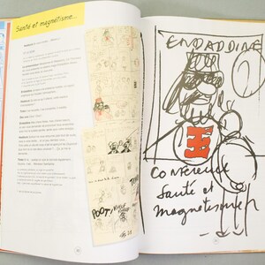 Może przedstawiać: Otwarta książka z ilustracjami i tekstem. Lewa strona zawiera niebiesko-białą obw&oacute;dkę z oprawionymi rysunkami. Prawa strona ma duży szkic ze słowami "ENDADDINE" i "Conf&eacute;rence Sant&eacute; et Magn&eacute;tisme".