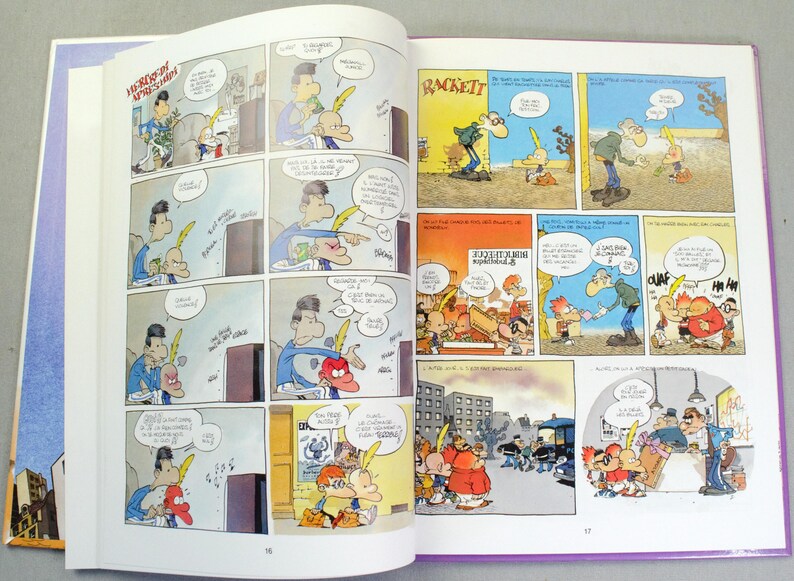 K&ouml;nnte beinhalten: Ein aufgeschlagenes Comicbuch mit farbigen Illustrationen und franz&ouml;sischem Text. Die linke Seite zeigt eine mehrteilige Sequenz mit Charakteren in einem Wohnzimmer, w&auml;hrend die rechte Seite verschiedene Szenen in Innen- und Au&szlig;enbereichen darstellt.