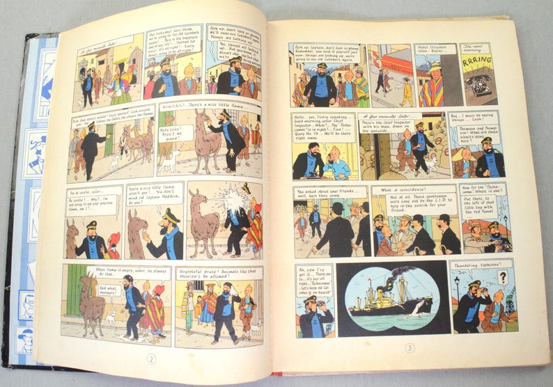 Op de afbeelding: Open boek met stripverhalen met kleurrijke illustraties. De panelen tonen personages in verschillende sc&egrave;nes, waaronder een man in een blauw jasje en een schip. De pagina's van het boek zijn cr&egrave;mekleurig.
