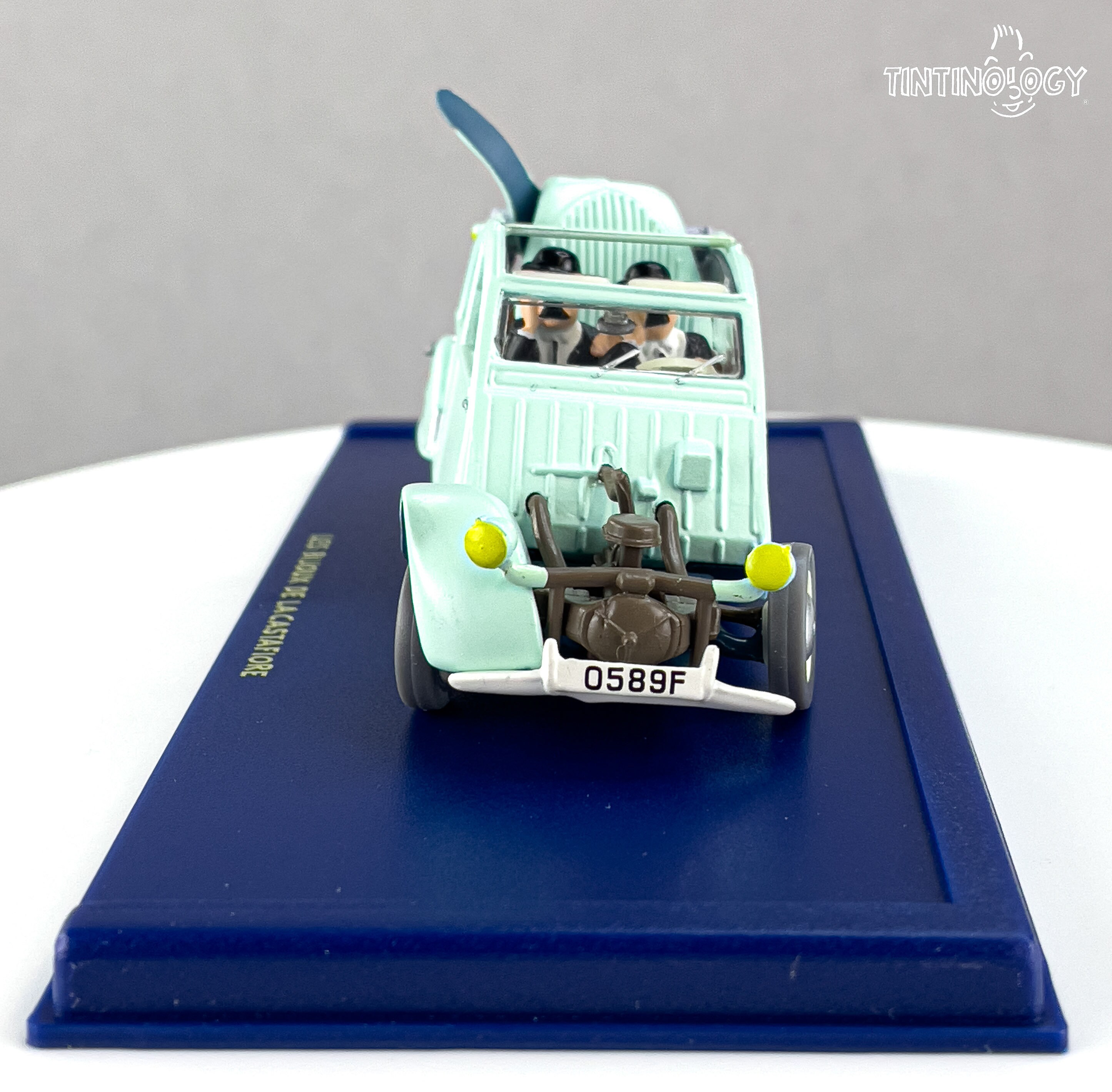 ATLAS TINTIN CAR # 33 Crashed 2CV - the Castafiore Emerald Herge