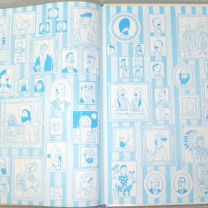 Pode incluir: P&aacute;gina dupla de um livro aberto, repleta de ilustra&ccedil;&otilde;es azuis e brancas de retratos emoldurados. O fundo tem listras azuis verticais. Os retratos retratam v&aacute;rias figuras, criando um tema vintage ou hist&oacute;rico.