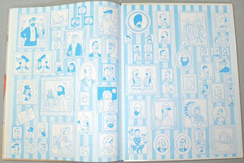 Pode incluir: P&aacute;gina dupla de um livro aberto, repleta de ilustra&ccedil;&otilde;es azuis e brancas de retratos emoldurados. O fundo tem listras azuis verticais. Os retratos retratam v&aacute;rias figuras, criando um tema vintage ou hist&oacute;rico.