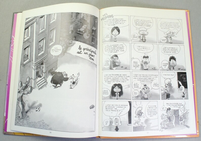 Puede incluir: Un libro abierto que muestra ilustraciones en blanco y negro en ambas p&aacute;ginas. La p&aacute;gina izquierda presenta un gran dibujo de un edificio y personajes, mientras que la derecha contiene una historieta con globos de texto y escritura en franc&eacute;s.