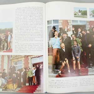 Puede incluir: Una p&aacute;gina doble de una revista vintage con varias fotograf&iacute;as. Una imagen muestra a un grupo de personas con ropa formal, riendo y celebrando. Otra muestra a un grupo en una alfombra roja. Tambi&eacute;n hay texto en franc&eacute;s.