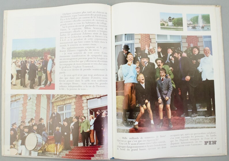 Puede incluir: Una p&aacute;gina doble de una revista vintage con varias fotograf&iacute;as. Una imagen muestra a un grupo de personas con ropa formal, riendo y celebrando. Otra muestra a un grupo en una alfombra roja. Tambi&eacute;n hay texto en franc&eacute;s.
