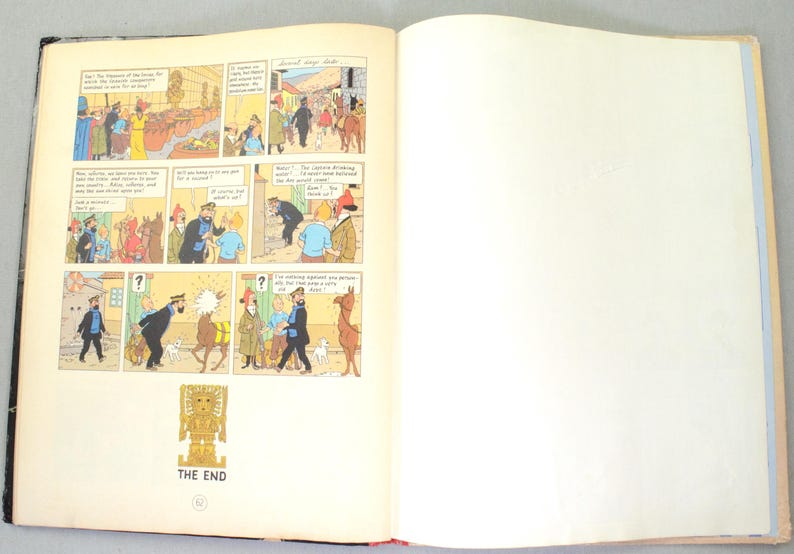Op de afbeelding: Een open boek met stripverhalen met kleurrijke illustraties en tekstballonnen. De panelen tonen sc&egrave;nes met personages in verschillende omgevingen. De tekst "THE END" is zichtbaar onderaan de pagina.
