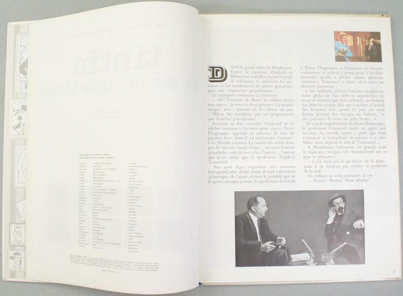 Puede incluir: Libro abierto con texto e ilustraciones. La p&aacute;gina izquierda tiene una lista de palabras. La p&aacute;gina derecha tiene texto y dos peque&ntilde;as fotos en blanco y negro de hombres. El libro est&aacute; abierto sobre una superficie blanca.