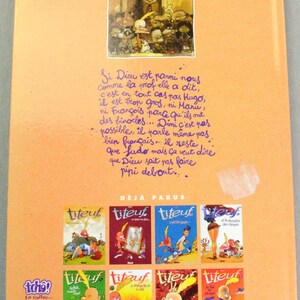 Puede incluir: Una contraportada de libro de color naranja claro con una ilustraci&oacute;n de dibujos animados de un grupo de ni&ntilde;os en la parte superior. Debajo hay un bloque de texto manuscrito en franc&eacute;s. Abajo, ocho portadas de c&oacute;mics Titeuf.