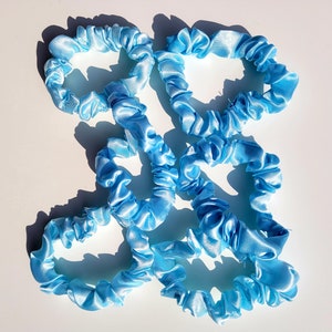 Satin Scrunchie klein, verschiedene Pastellfarben Satin Haargummis Sommer 2022 Hellblau/Pastellblau