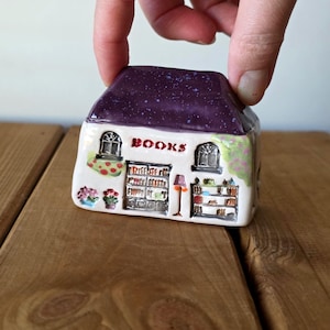 Miniaturowa księgarnia ceramiczna, Ceramiczny domek w miniaturze, Dekoracja małego ceramicznego domku, Malutka księgarnia ceramiczna, Ceramiczny prezent dla mamy