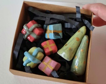 Caja de regalo navideña de cerámica en miniatura hecha a mano con árboles