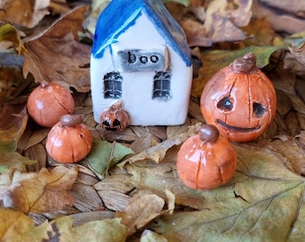 小さなカボチャが入った手作り陶器のハロウィンハウスセット - Etsy 日本