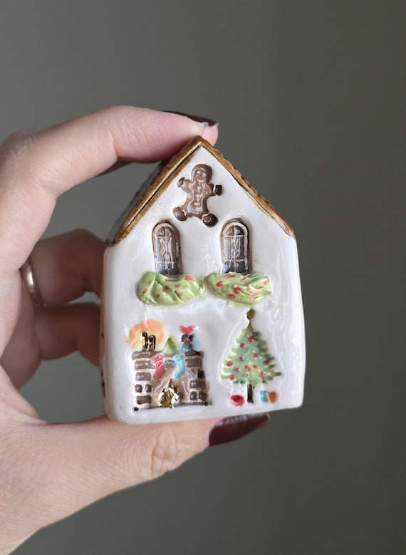 Handgemachtes Miniatur-Weihnachtshaus aus Keramik mit Kamin