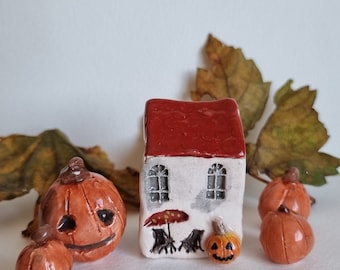 Casa embrujada de cerámica, casa de Halloween de cerámica con calabazas, pueblo de Halloween de cerámica