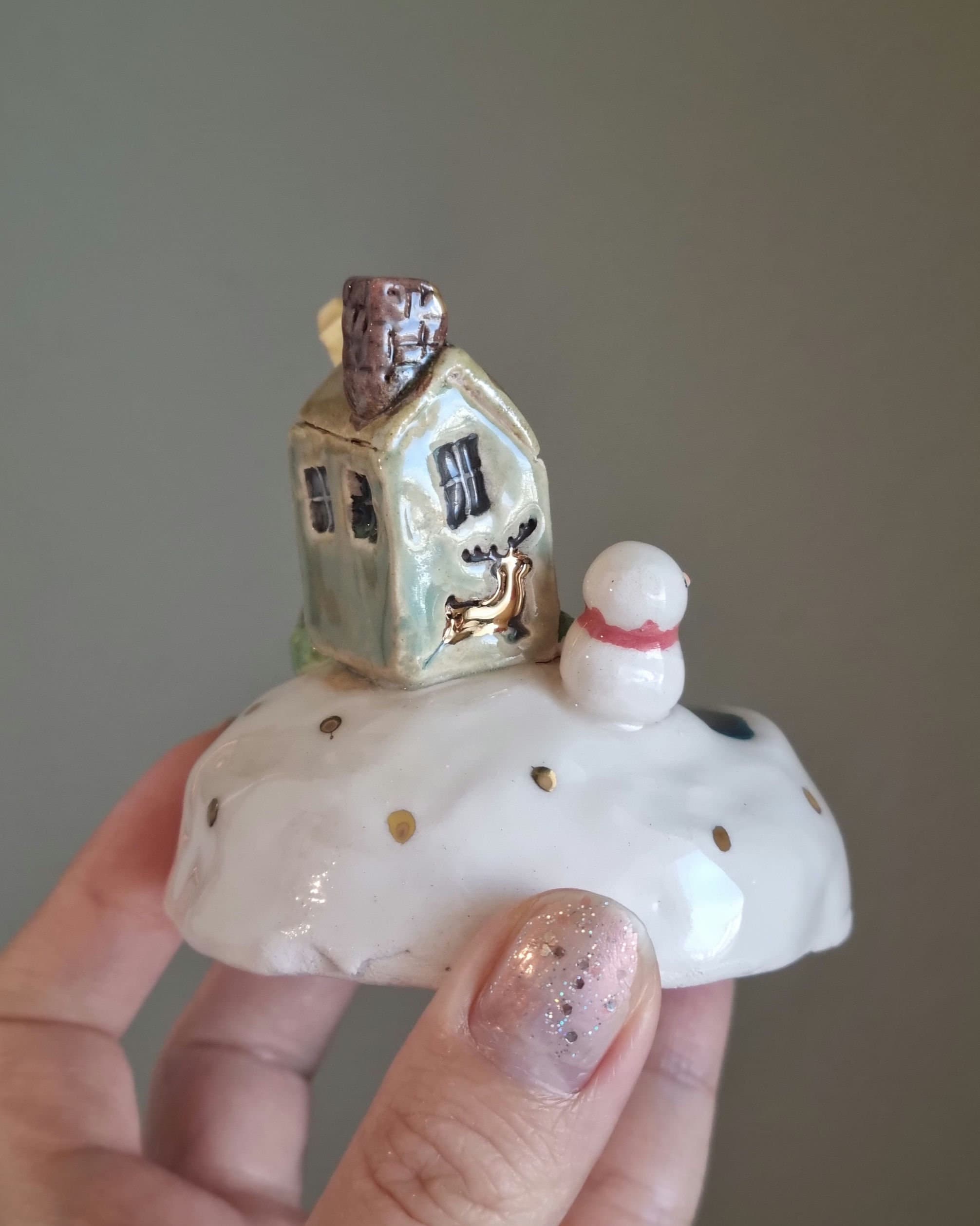 24Kゴールドの光沢を施した陶器製ミニチュアクリスマスビレッジ - Etsy