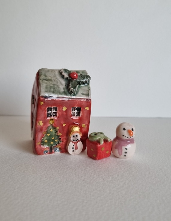 Handgefertigte Keramik Miniatur-Weihnachtshaus-Set mit Schneemann