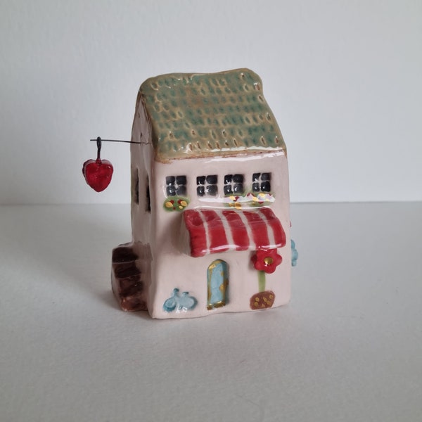 Casa italiana en miniatura de cerámica con corazón, casa en miniatura de cerámica, casa de cerámica hecha a mano, casita de porcelana, casa italiana de porcelana