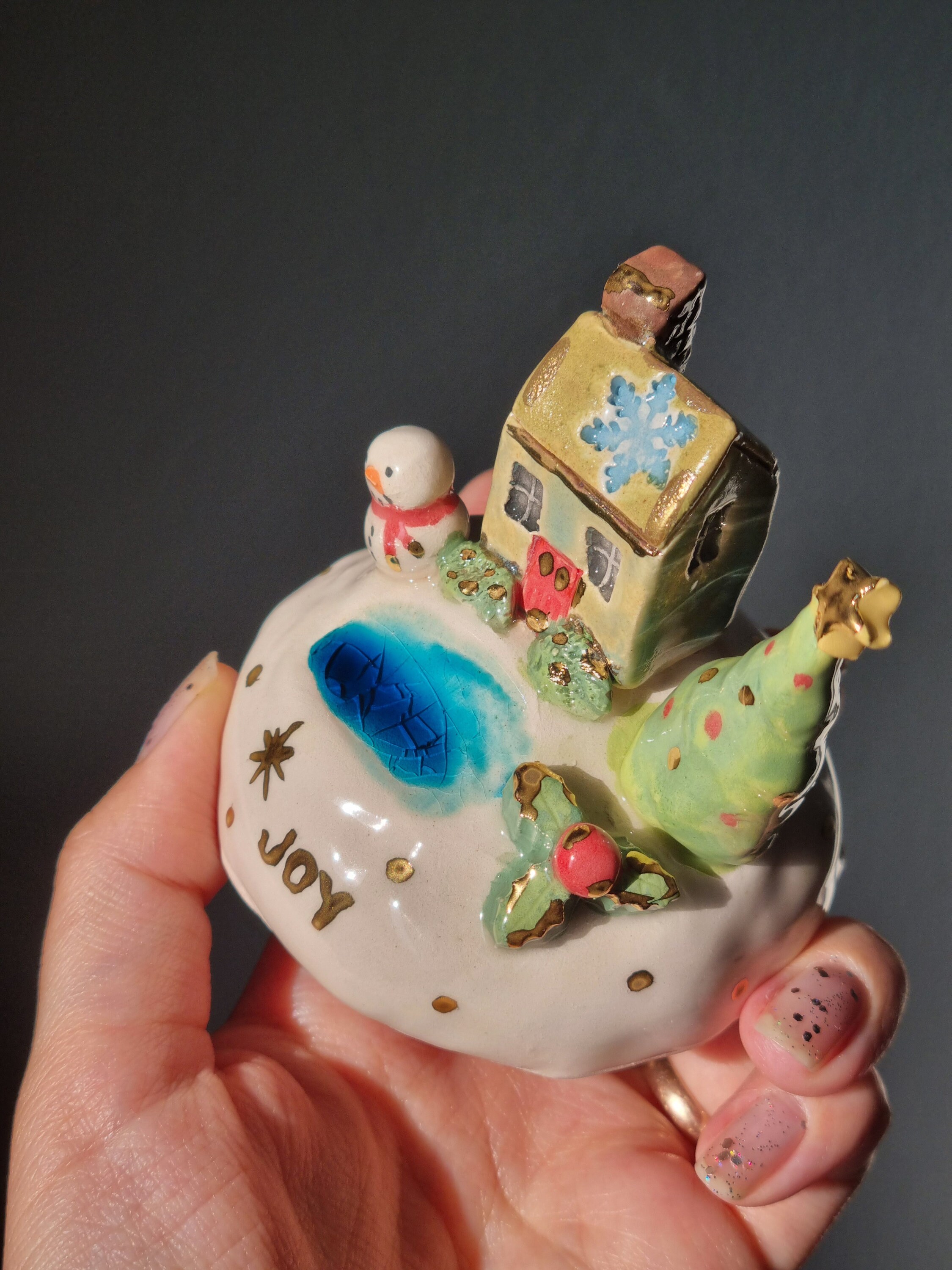 24Kゴールドの光沢を施した陶器製ミニチュアクリスマスビレッジ - Etsy
