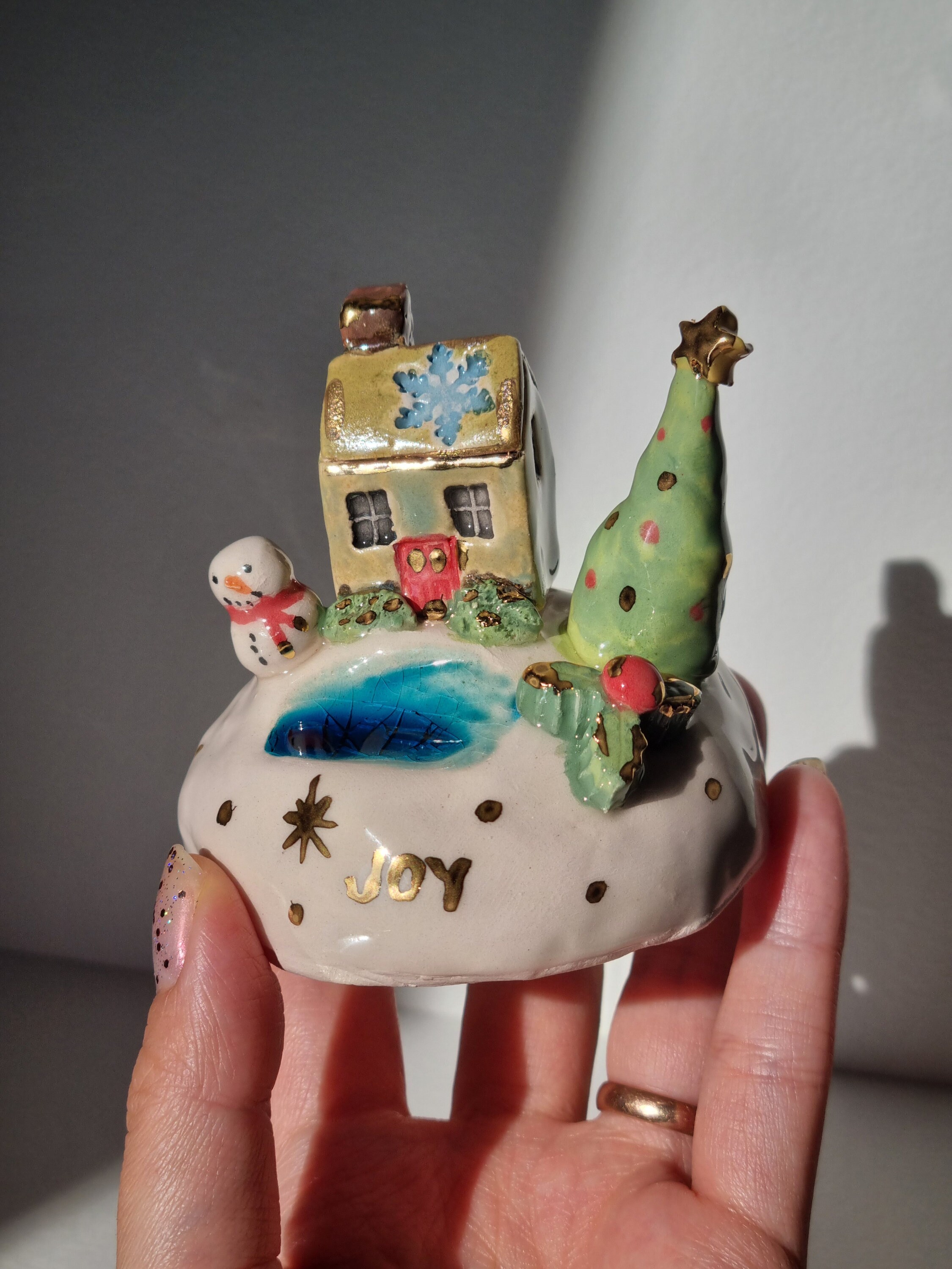 24Kゴールドの光沢を施した陶器製ミニチュアクリスマスビレッジ - Etsy