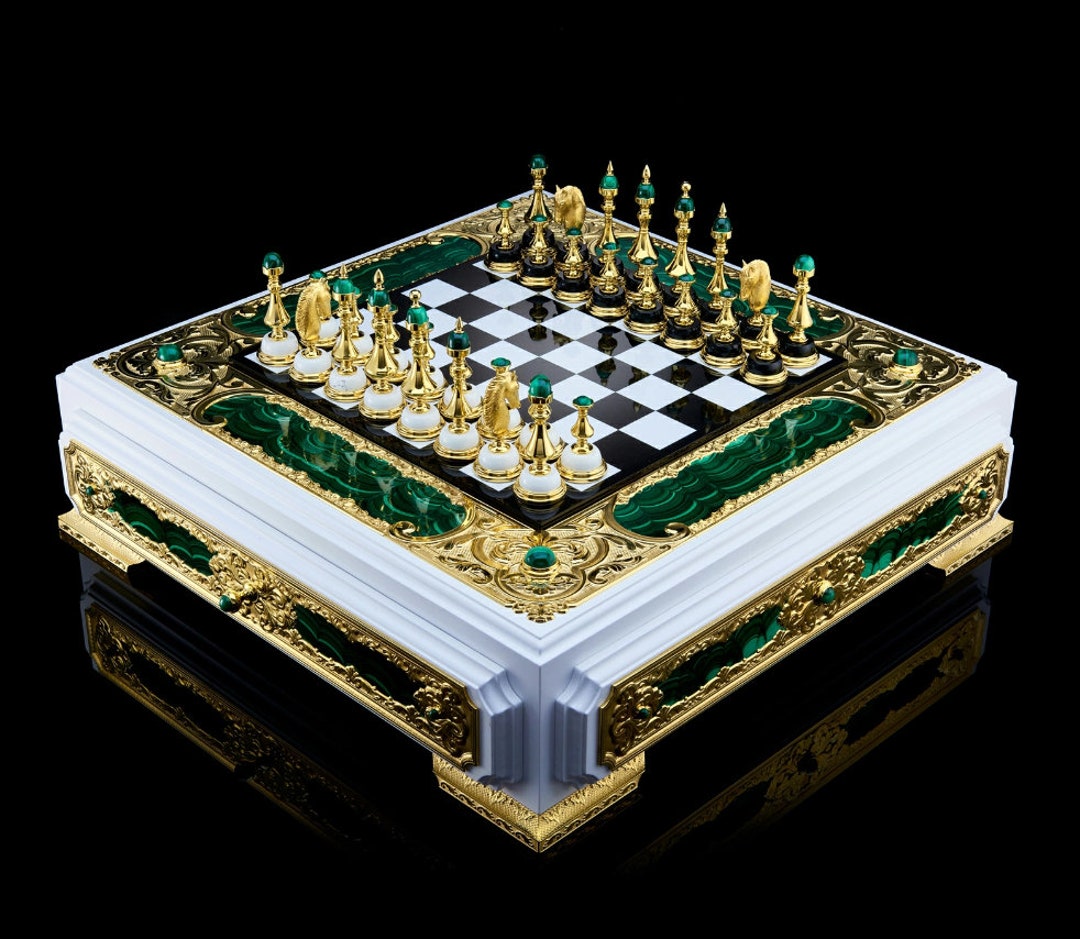 Schach in einer Brust mit Malachit und vergoldetem Messing ...