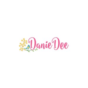 Op de afbeelding: Roze tekst met de naam "Danie Dee" in een cursief lettertype. Een kleine blauwe vogel zit op een tak met gele bloemen.