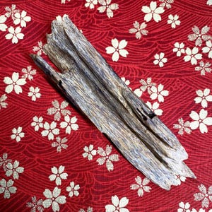 Wild Green Kyara Piece | 25 Grams | 13*4cm | 100% Natural | Kynam Kinam Agarwood | China Maoming