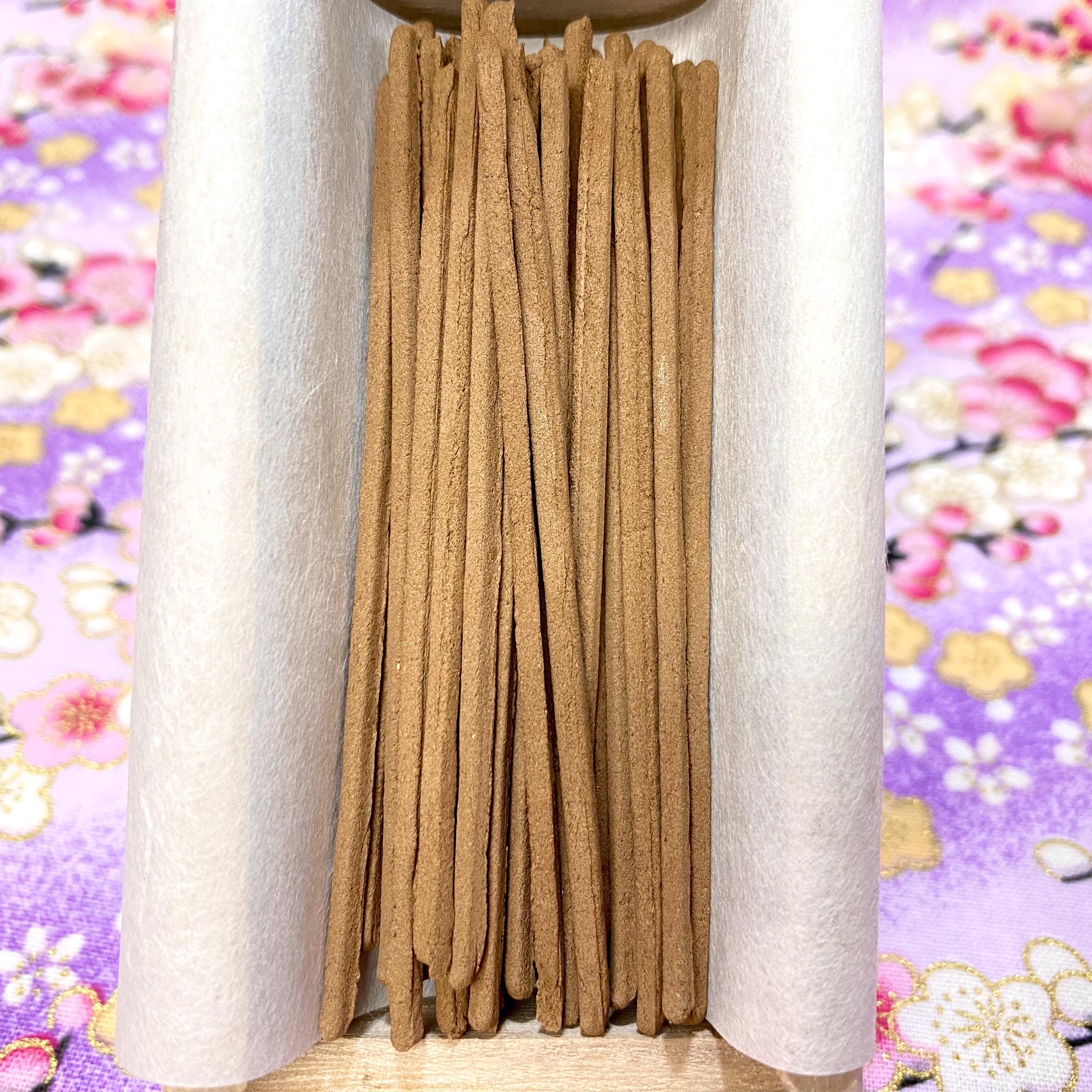 職人の手による伝統的な手作りの野生沈香 | ベトナムのフーセンレッド